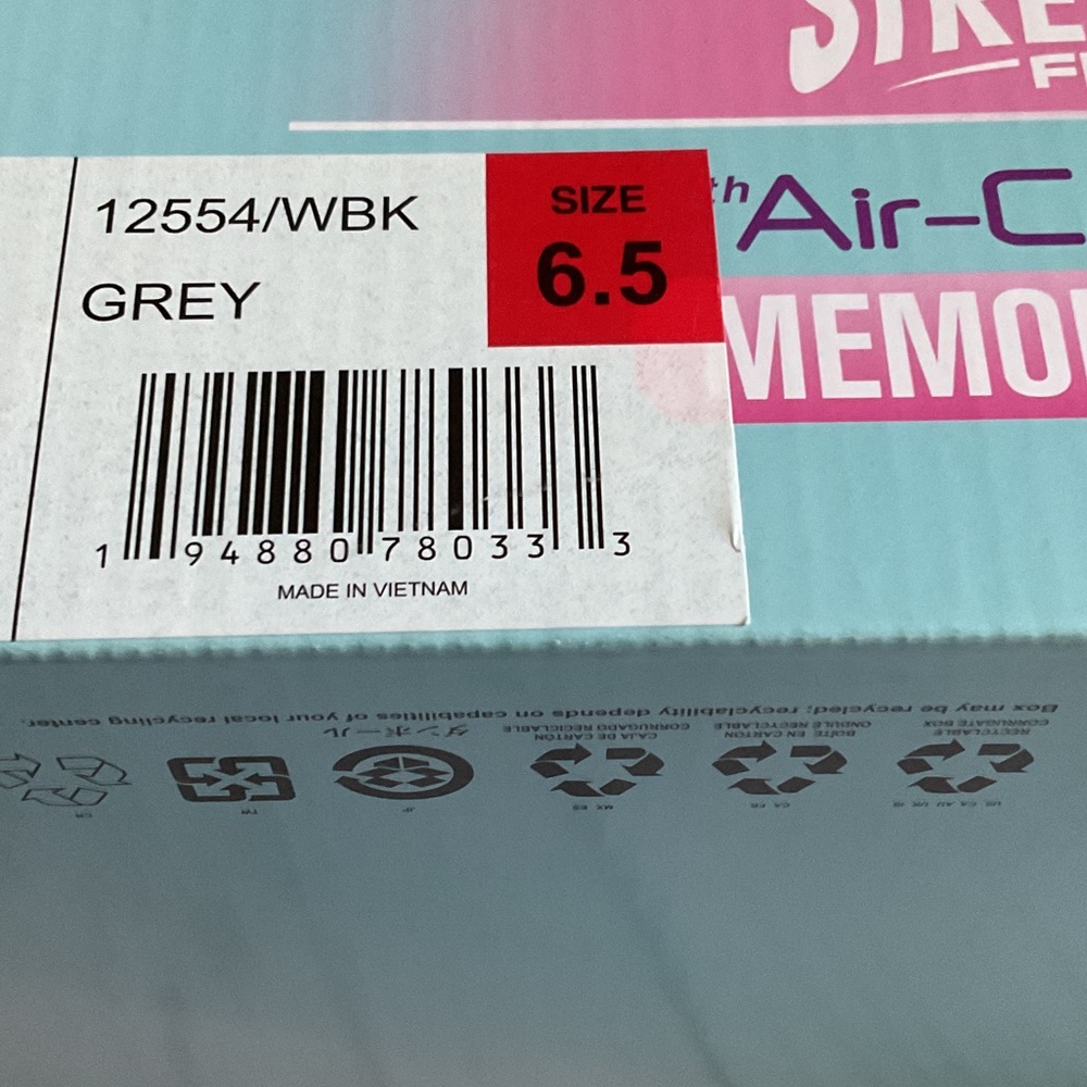 NWT Woman’s Size 6.5 Skechers Slip-on Stretch Black/White Gray Sneakers - Picture 5 of 7